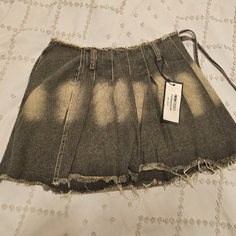 IMMODEL Bleach-Washed Pleated Mini Skirt with Raw Hem (Size S/M)